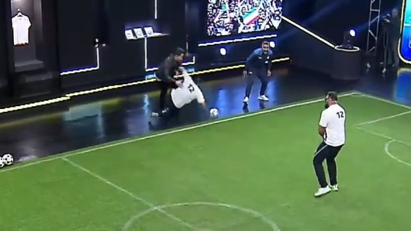 مصدومیت مجری مسابقه تلویزیونی حین چالش فوتبال با چشمان بسته هواداران گل گهر و نساجی