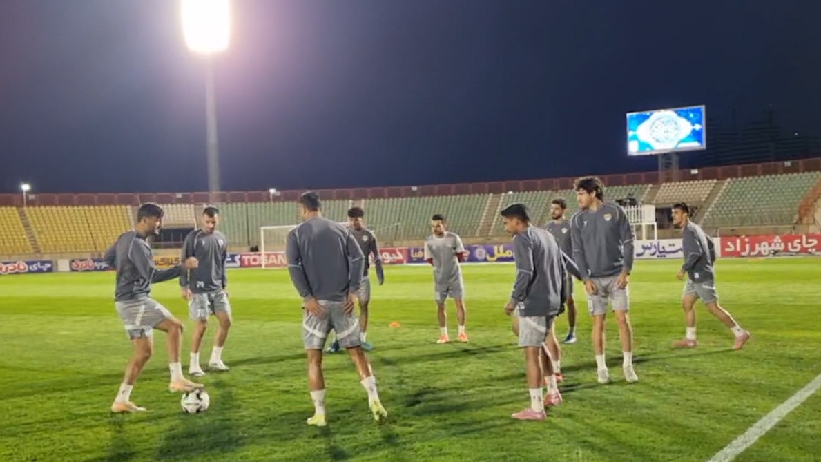گرم کردن بازیکنان شمس آذر و فولاد پیش از دیدار دو تیم