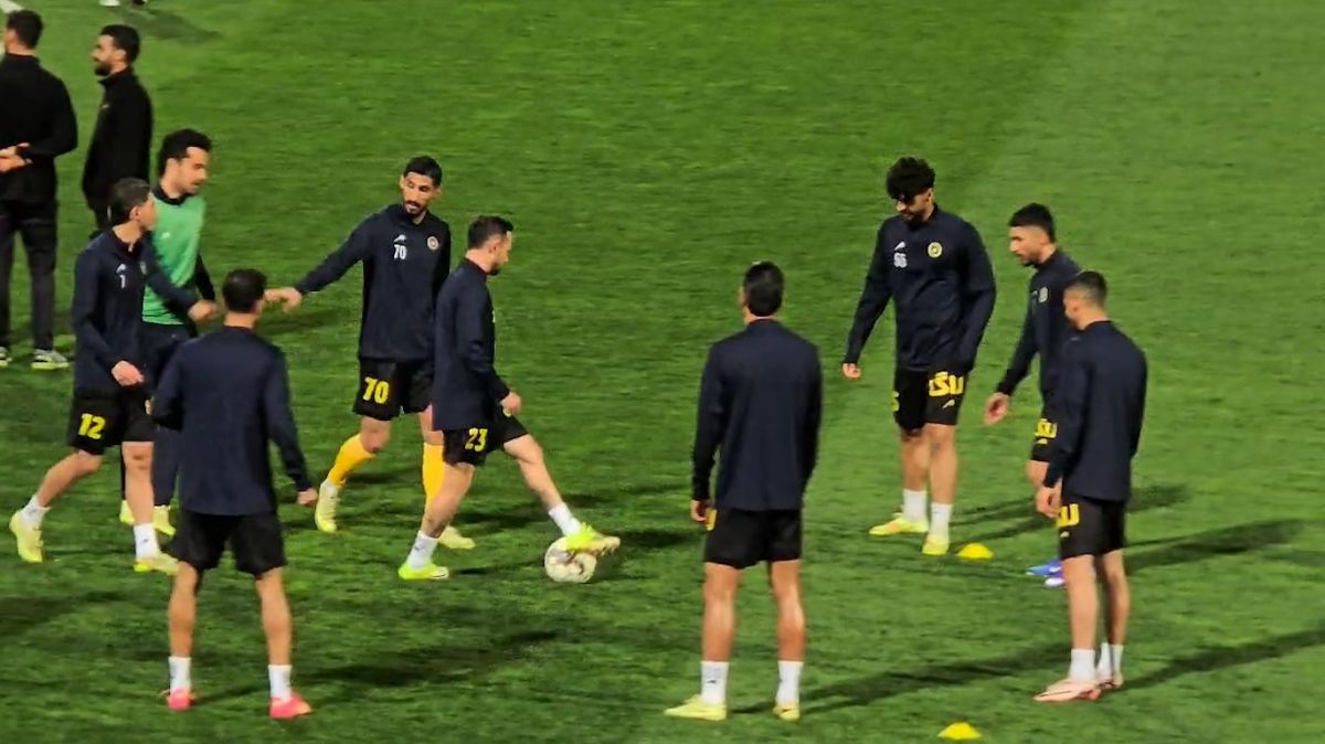 گرم کردن بازیکنان سپاهان و پیکان پیش از بازی دو تیم