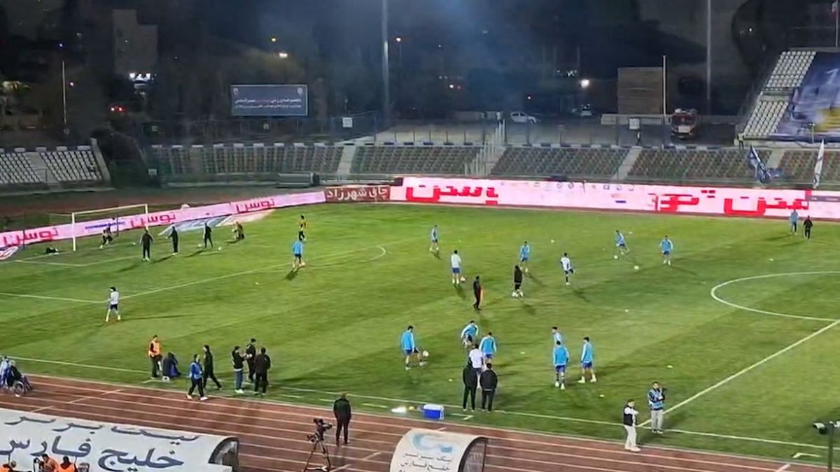 گرم کردن بازیکنان استقلال و فجر سپاسی پیش از دیدار دو تیم