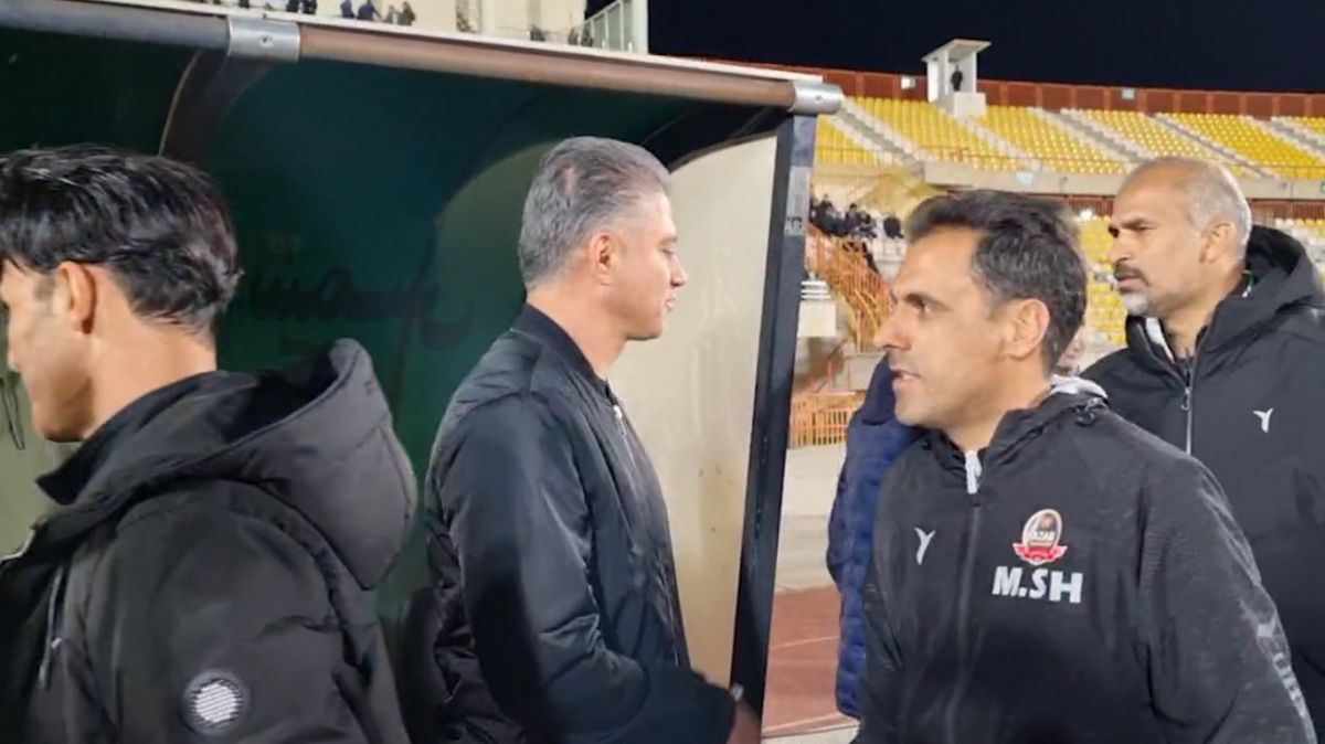 خوش و بش کادر فنی شمس آذر و فولاد در آغاز بازی دو تیم