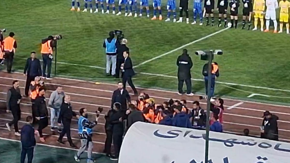 خوش و بش کادر فنی استقلال و فجر سپاسی در شروع بازی دو تیم