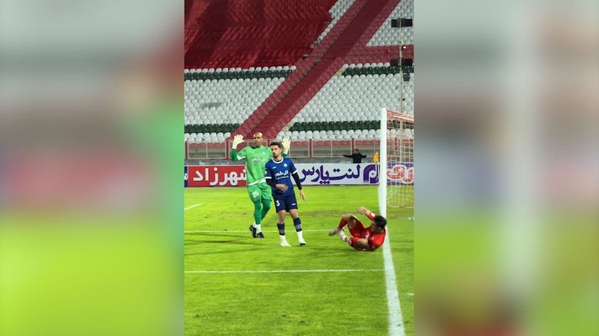 ویدیوی باشگاه تراکتور از صحنه مشکوک به خطای پنالتی روی مسعود زائر کاظمین در بازی با گل گهر