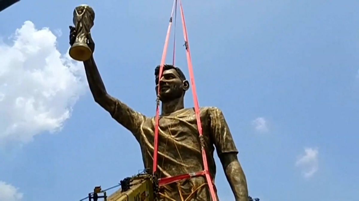 جمع آوری مجسمه 21 متری لیونل مسی در هند به دلیل احتمال سقوط