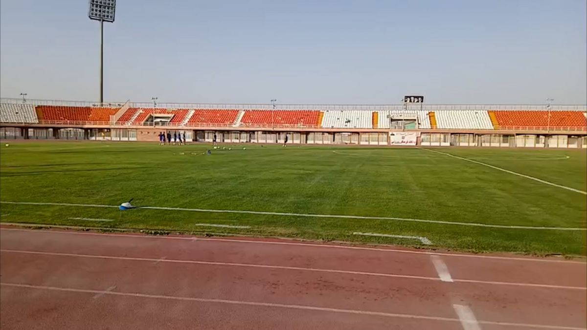 نمایی از ورزشگاه باهنر کرمان پیش از شروع بازی دوتیم