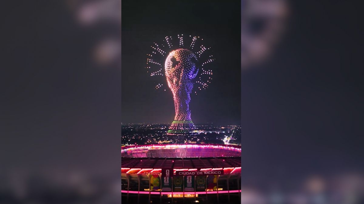 روشن کردن آسمان شب با نمادهای جام جهانی در مکزیکو سیتی