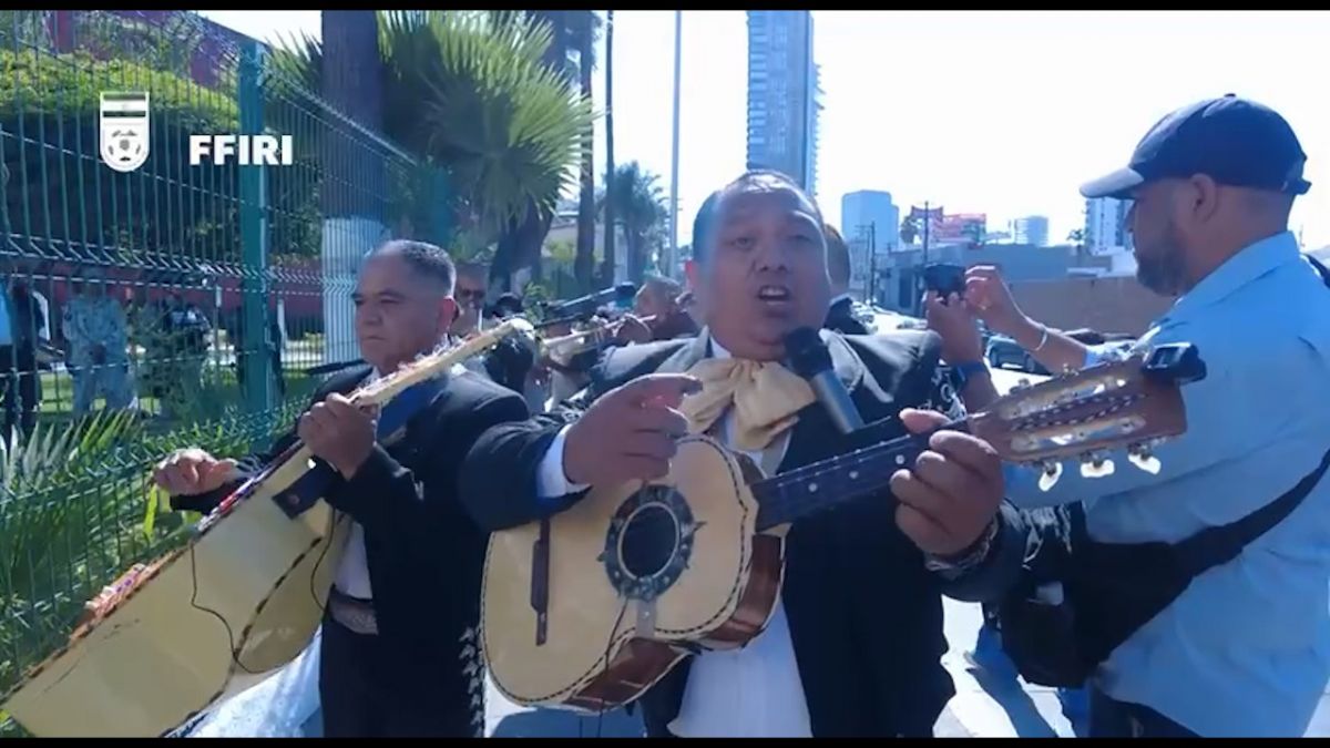 حضور جالب گروه موزیک مکزیکی در مقابل هتل ایران