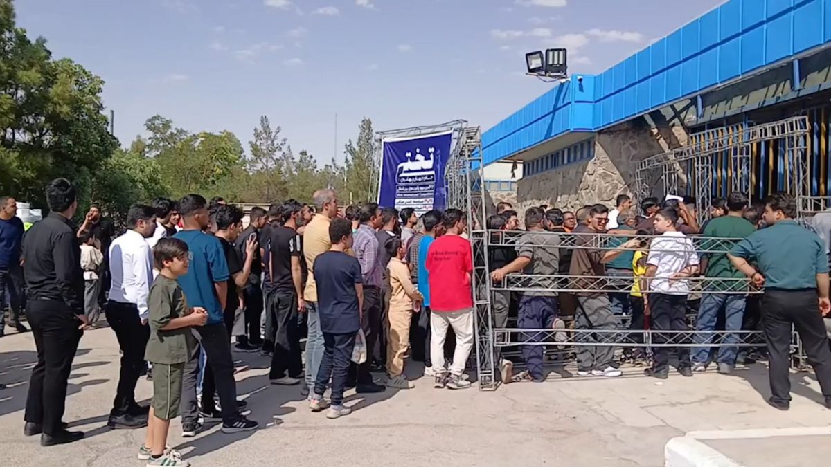 تماشاگران علاقه‌مند به کشتی پشت درهای بسته منتظر ورود به سالن