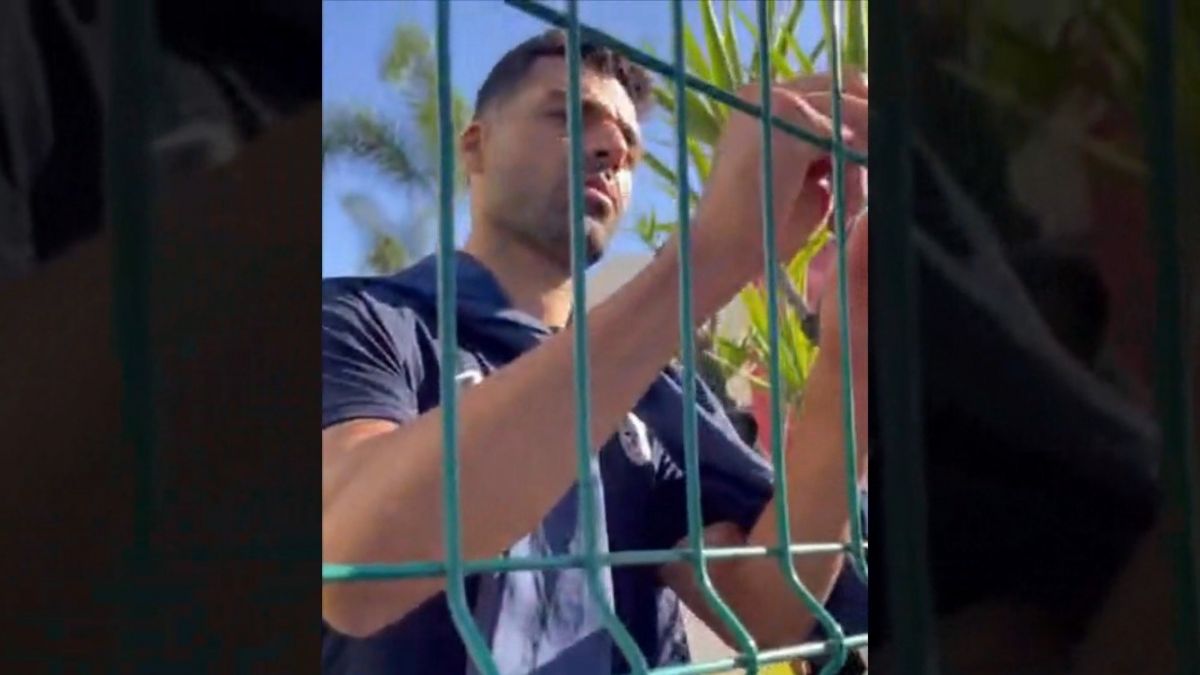 امضا دادن طارمی و قدوس به هواداران قبل از سفر برای دیدار با بلژیک