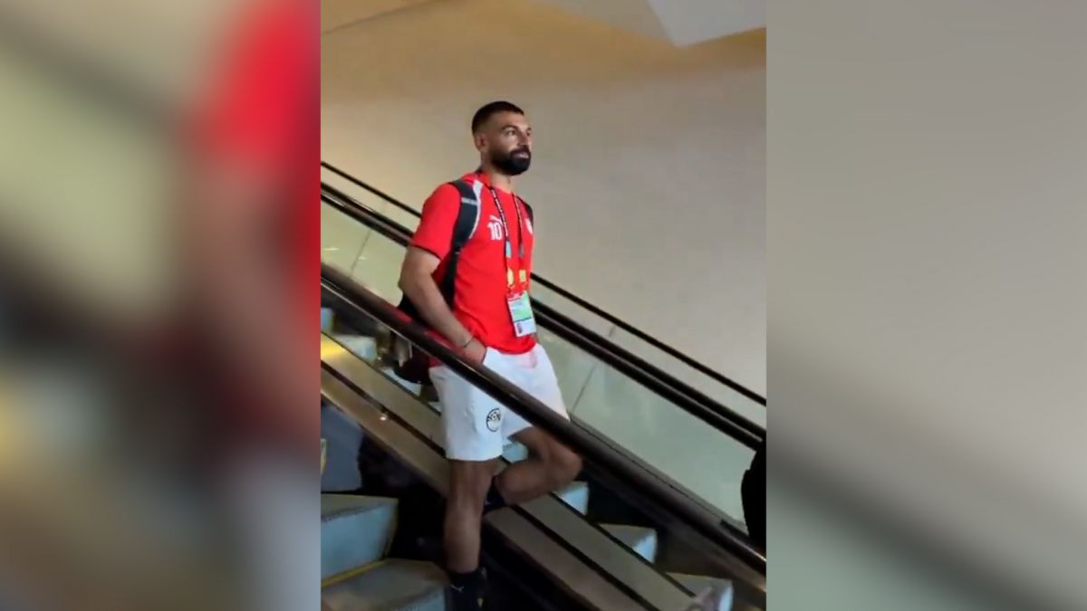 ذوق و شوق هواداران در هتل محل اقامت تیم ملی مصر پس از حضور محمد صلاح ستاره این تیم برای رفتن به تمرین