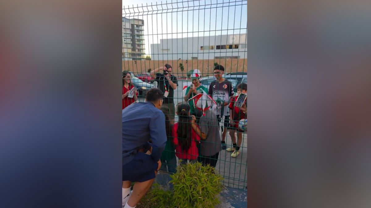 خوش و بش مهدی طارمی با هواداران تیم ملی ایران در مکزیک