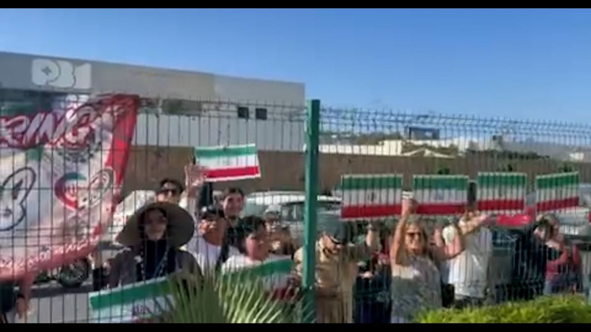 تجمع هواداران مکزیکی در مقابل هتل تیم ملی