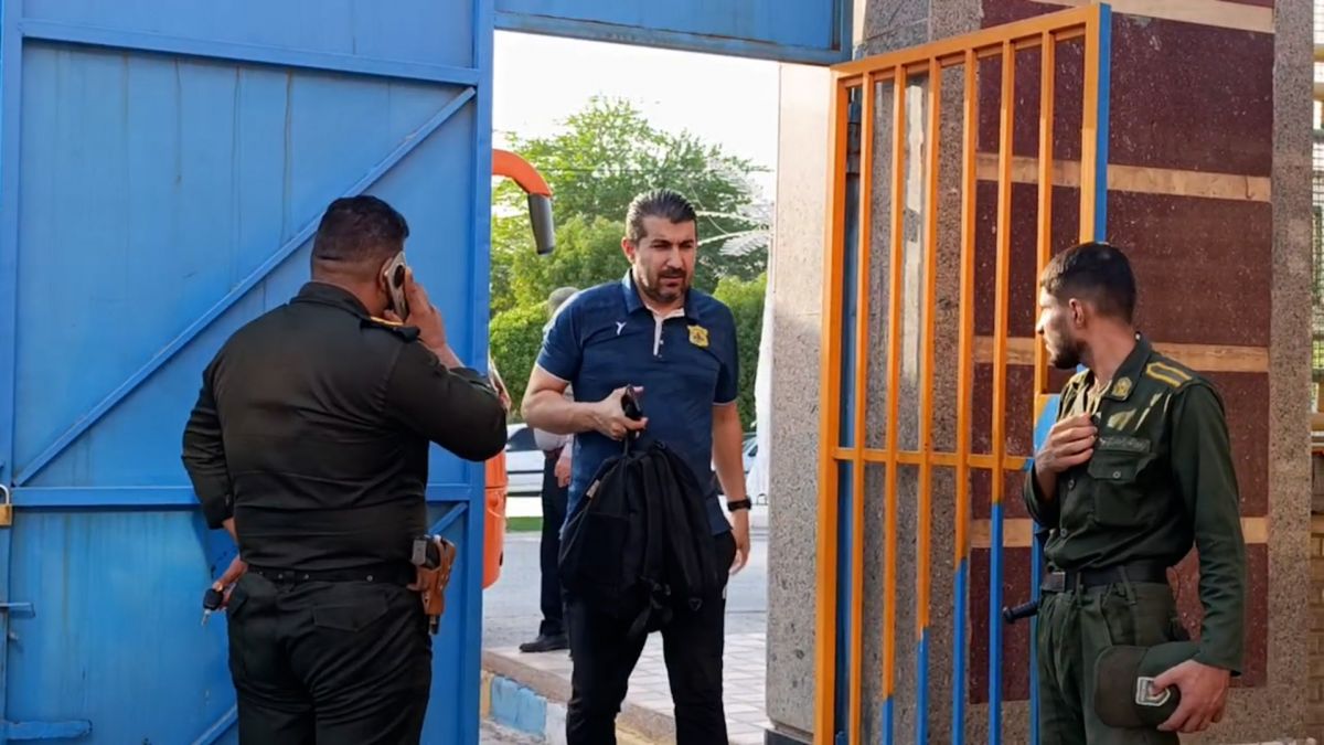 ورود. تیم فوتبال صنعت نفت آبادان به ورزشگاه تختی آبادان