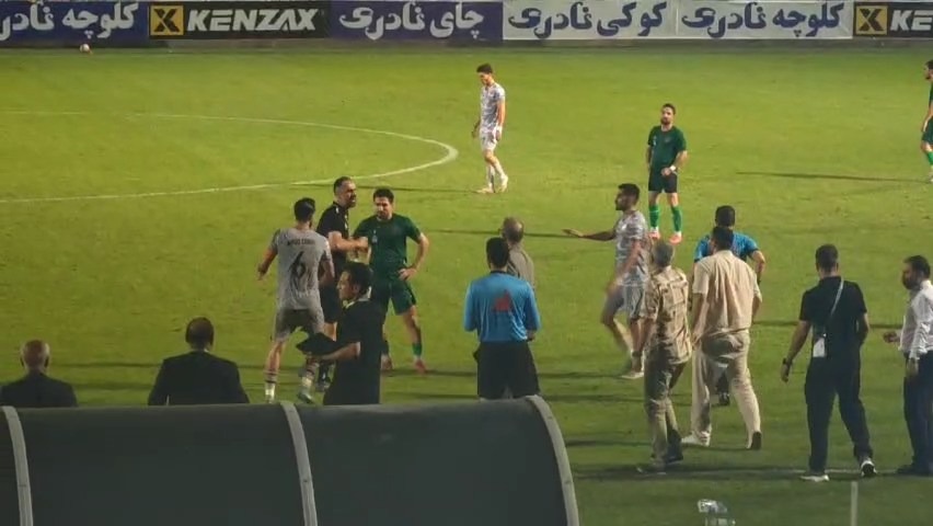 جنجال مربی گلرهای تیم نیروی زمینی در اواخر بازی مقابل شاهین نوشهر فوتبالی | 