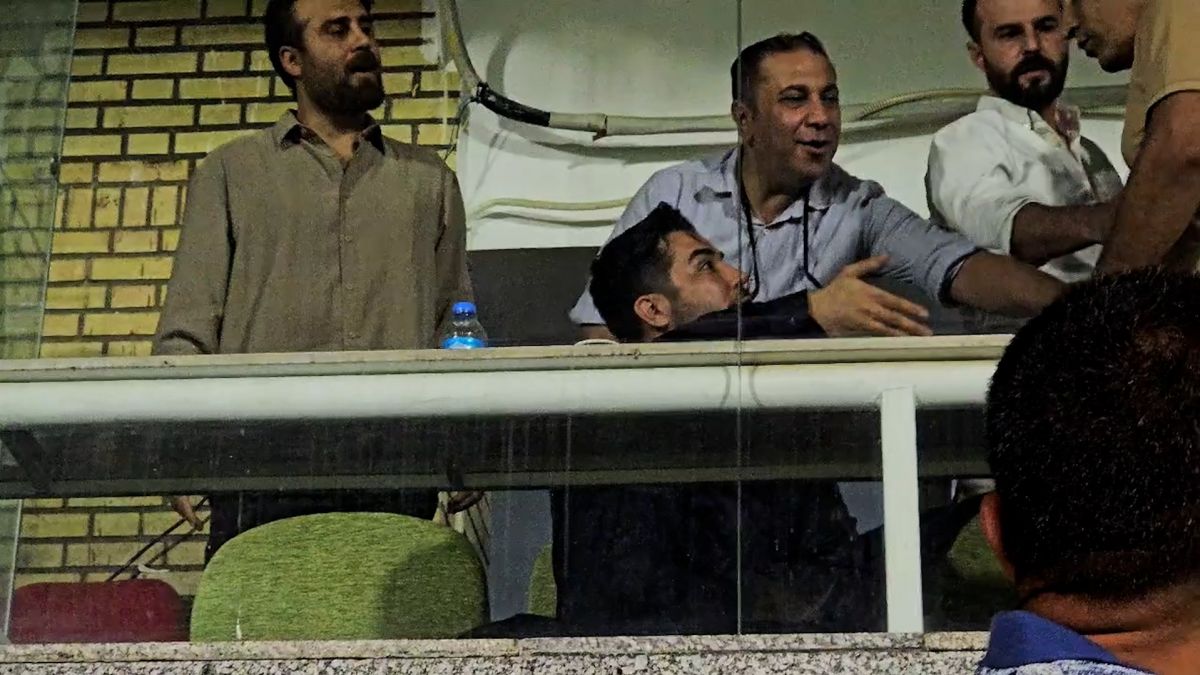 لحظاتی از درگیری در VIP ورزشگاه انقلاب کرج بین شهاب زندی و هومن هدایتی