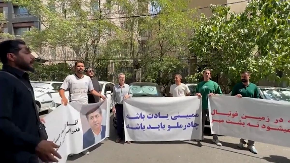 تجمع هواداران چادرملو در مقابل فدراسیون فوتبال علیه ممبینی