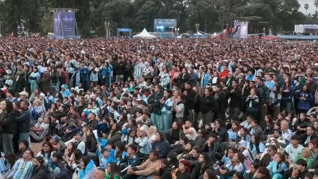 ری اکشن هواداران در بوینس آیرس پس از 2 گل آرژانتین مقابل انگلیس