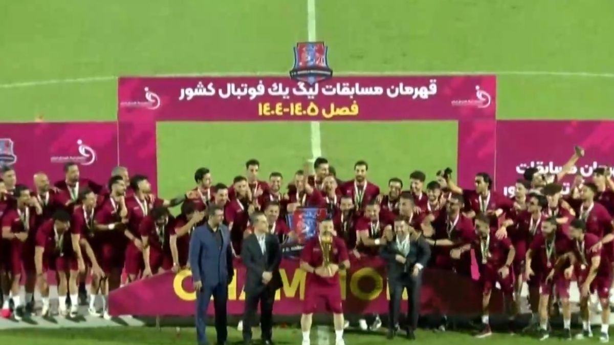 مراسم اهدای کاپ قهرمانی لیگ یک به بازیکنان نساجی