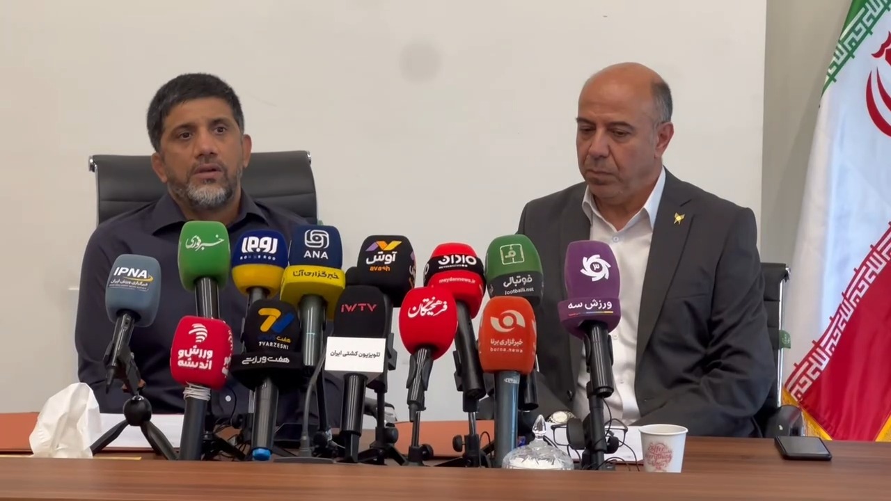کنفرانس خبری علیرضا دبیر رییس فدارسیون کشتی و نماینده دانشگاه آزاد پس از امضای توافقنامه