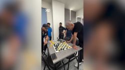 بازی شطرنج یحیی گلمحمدی با دستیارش پیش از نشست خبری دهوک