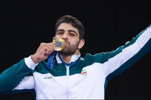 قاب مشترک سهراب بختیاریزاده با قهرمان استقلالی جهان عکس