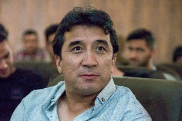 پاسخ تند خداداد به مالک مشکی پوشان من «تو» نیستم، خداداد عزیزی هستم