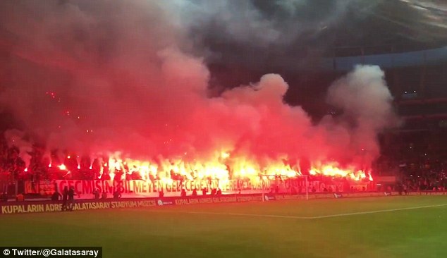 غیرقابل باور؛ مانند هواداران گالاتاسرای عکس