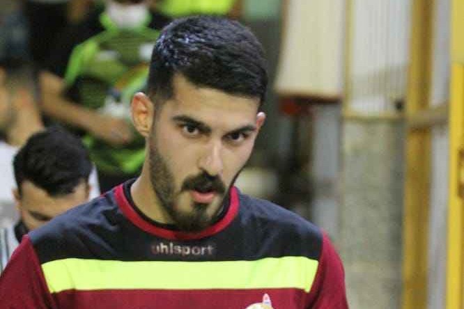 کرمانشاهی توپ جوری سمتم آمد که آن را بگیرم