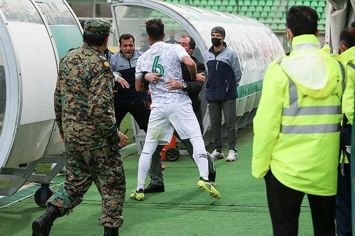 مربی آلومینیوم احمدی عذرخواهی کرد و دست مربی تیم را بوسید فوتبال روی بد خود را به ما نشان داده است
