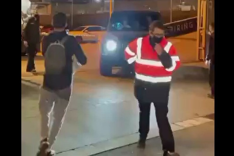 بوق زدن دمبله کنار گریزمن به شکل آهنگ معروف بیبی شارک