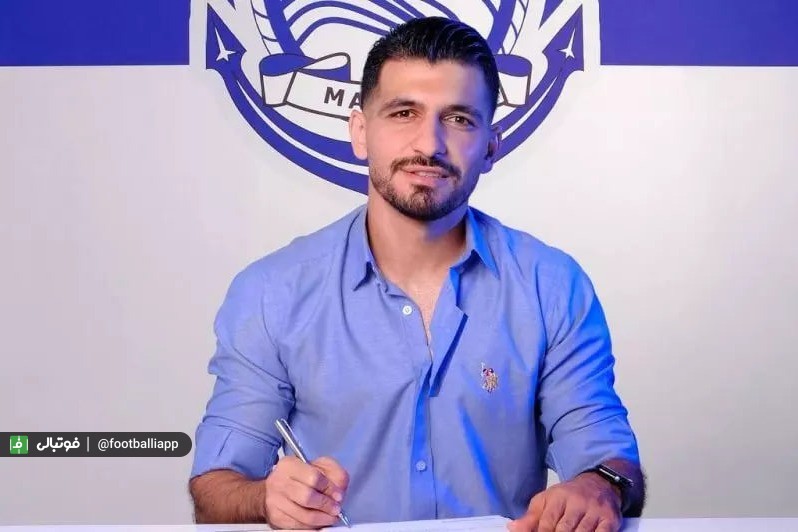 هافبک ملوان و اشاره به زور بازو قبل دیدار با استقلال عکس