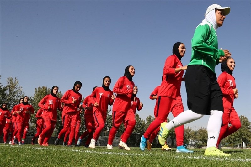 دیدار دوستانه ملیپوشان فوتبال بانوان با تیم منتخب کیش
