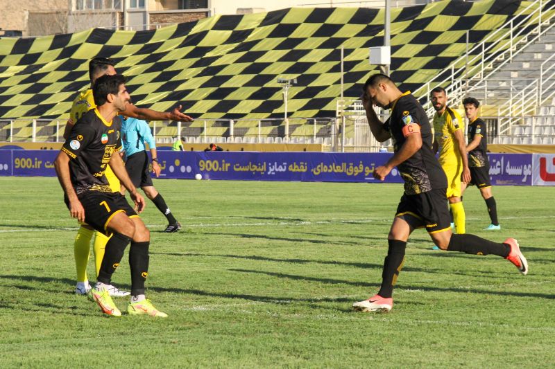 فجرسپاسی صفر - سپاهان 2/ اصفهانیها برنده جنگ زردها/ سپاهان ترمز فجر را کشید