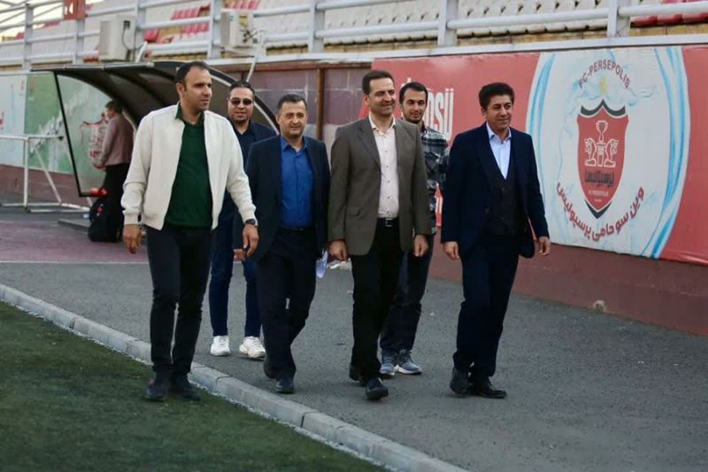 بازدید دبیر کل فدراسیون فوتبال از ورزشگاه شهید درفشیفر