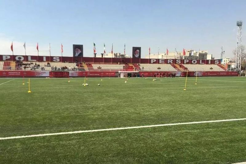 نوسازی چمن ورزشگاه شهید درفشیفر در مهرماه