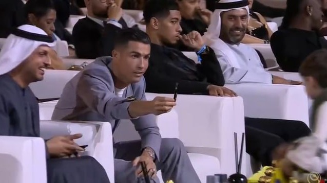 کودکی که از رونالدو در مراسم گلوب ساکر امضا گرفت