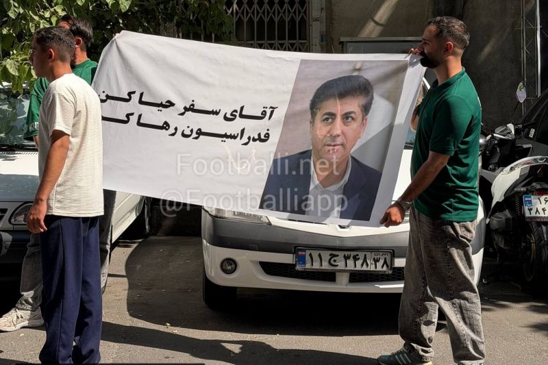 خشم هواداران چادرملو علیه آقای سفر؛ ممبینی فدراسیون را رها کن! (عکس)