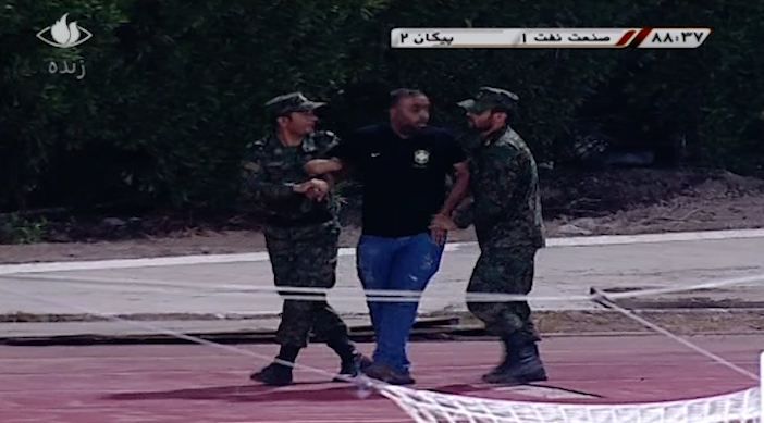 حضور تعدادی از هواداران نفت آبادان داخل زمین برای برخورد فیزیکی با داور بازی!