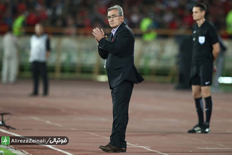 عكس نوشت: كف مرتب براي برانكو ايوانكوويچ كه ويرانه اي از پرسپوليس تحويل گرفت و اين تيم را براي نخستين بار به جايي رساند كه در نيم قرن گذشته كسي نتوانست برساند. تنديس پروفسور را همين حالا بسازيد.