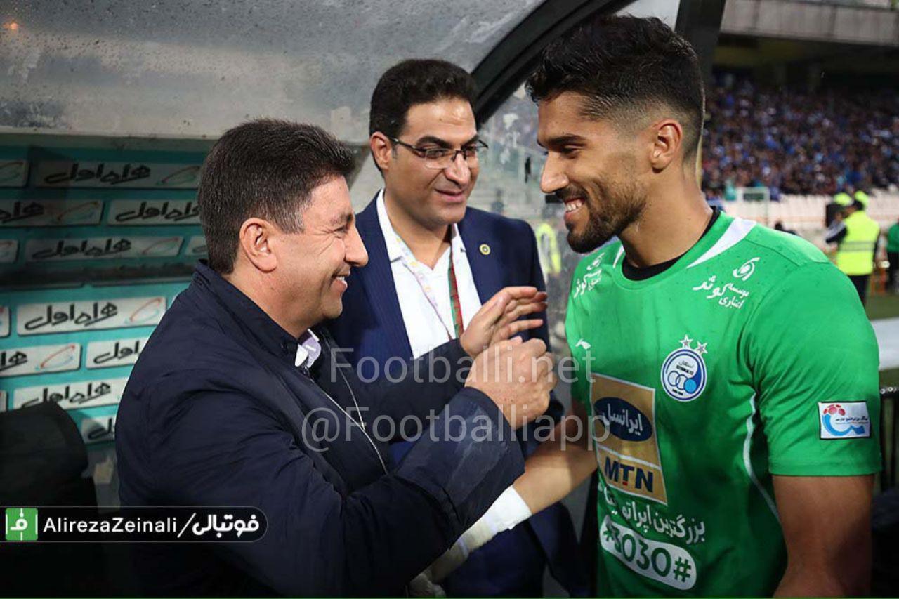 #عكس_نوشت: سيد حسين حسيني شايد موقعيت امروزش را مديون كسي باشد كه اورا روزي به تيم بزرگسالان استقلال آورد. حسيني براي رخصت گرفتن از اميرقلعه نويي پيش قدم مي شود تا از مربي سابقش قدرشناسي كند.