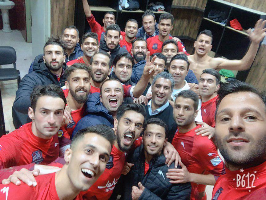 ثبت عکس یادگاری نساج‌ها پس از طلسم‌شکنی