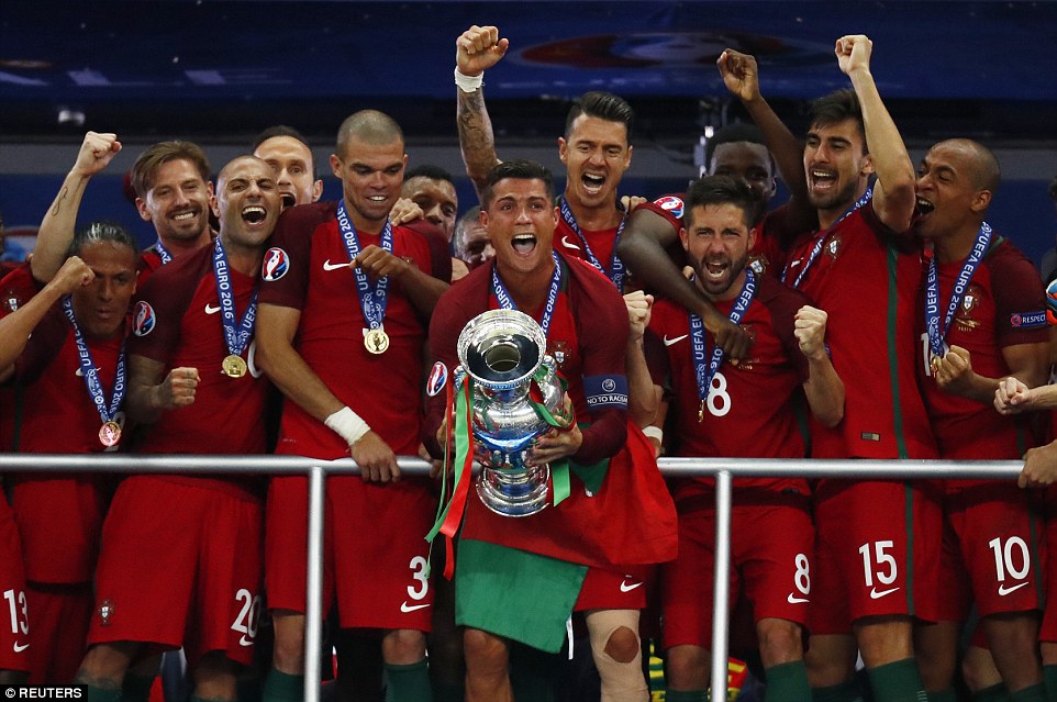 لحظات ماندگار یورو 2016 و بالا بردن جام توسط رونالدو