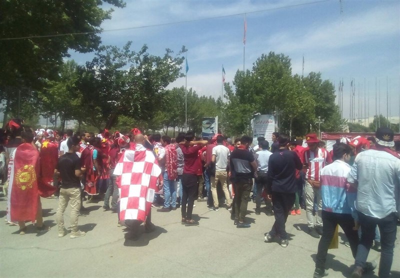 حاشیه دربی ۸۸؛ ناکامی چند دختر برای ورود به ورزشگاه و حضور هواداران اوکراینی