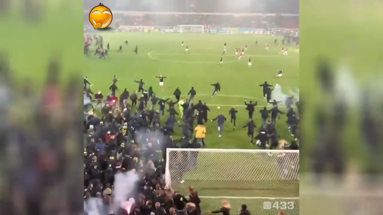 هجوم هواداران به زمین در لیگ سوئد