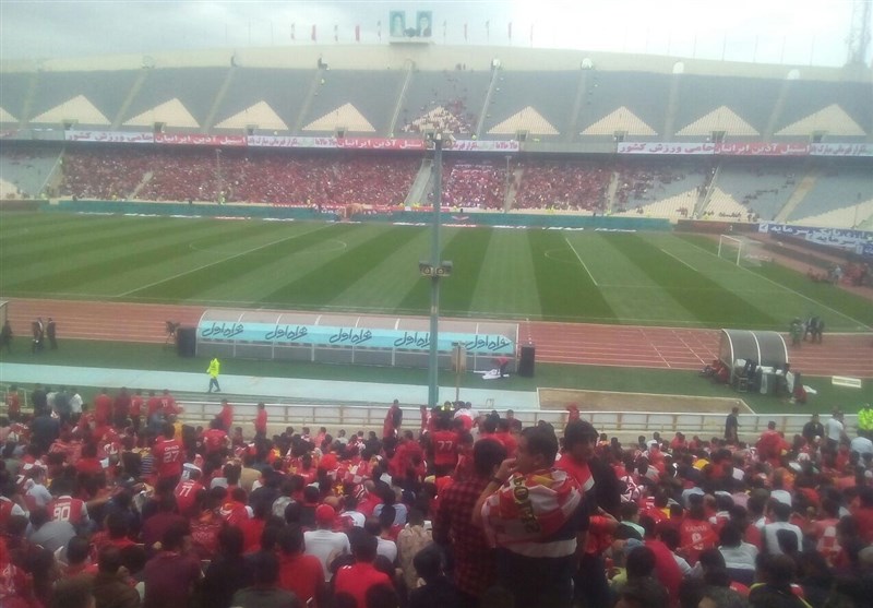 هواداران پرسپولیس اتوبوس ذوبآهن را متوقف کردند
