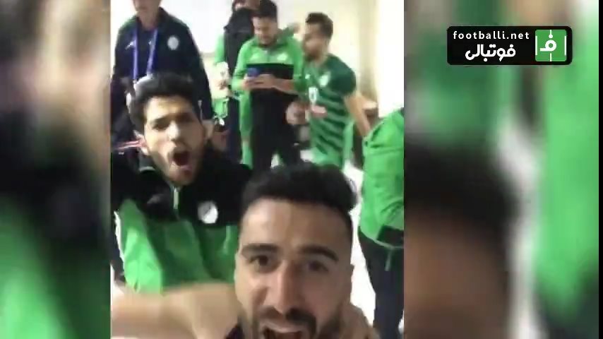 شادی بازیکنان ذوب آهن در رختکن پس از برتری مقابل الغرافه