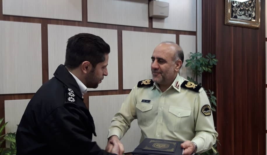 خبر ورزشی با انتشار این عکس نوشت: سردار حسین رحیمی، فرمانده نیروی انتظامی تهران بزرگ، امروز در دیدار با مامور راهوری که با فرهاد مجیدی برخورد کرد از او تقدیر و تشکر کرد.