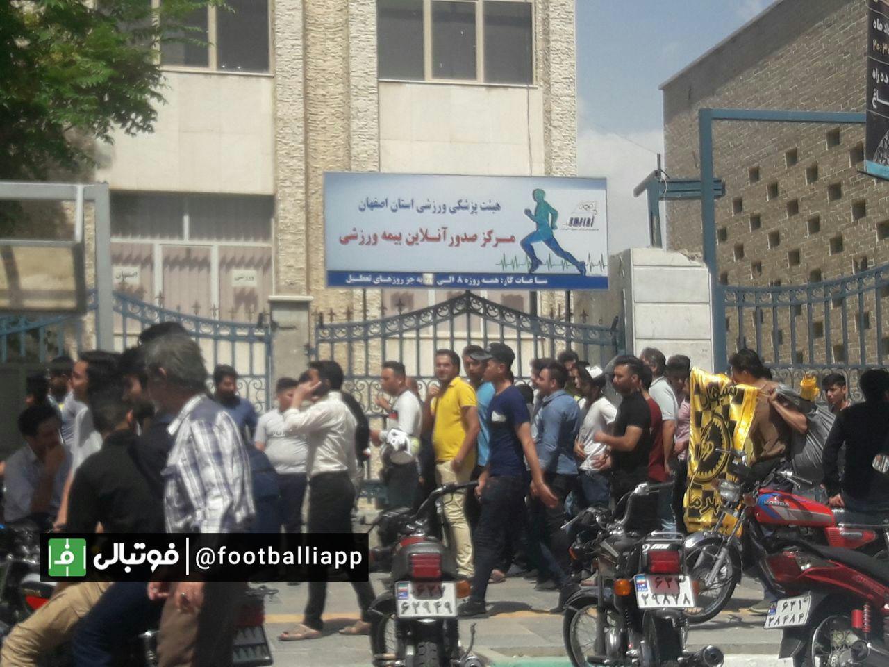 صفهای طولانی بلیتفروشی سپاهان-پرسپولیس/ تحت تاثیر کانالهای هواداری نباشید
