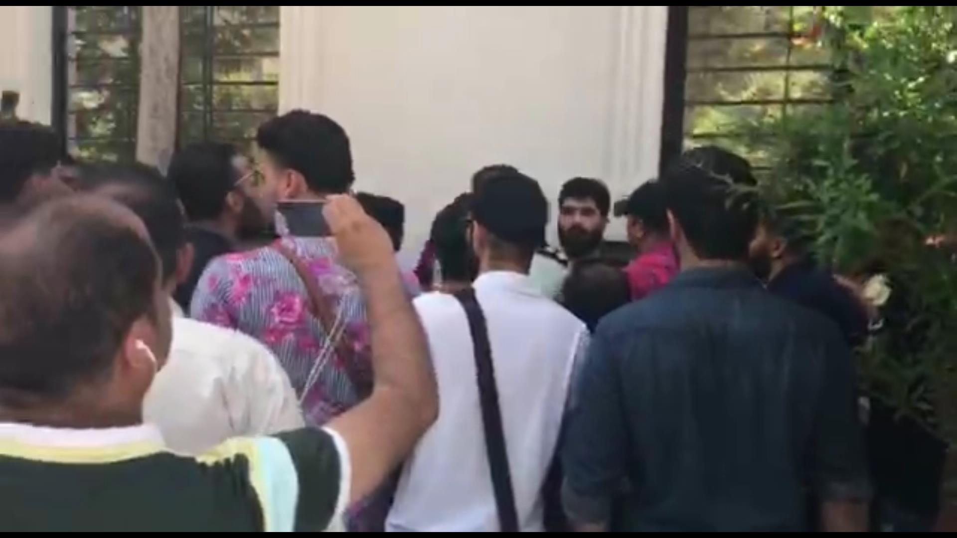 اختصاصی/ درگیری هواداران با امیرعلی حسینی، مدیر روابط بین الملل پرسپولیس