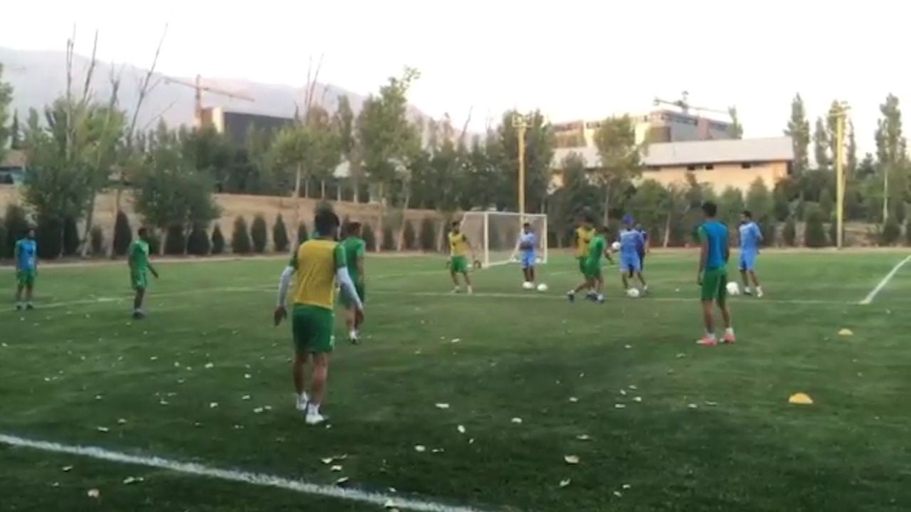 تمرین امروز استقلال/ بازیکنان غایب مقابل ذوب آهن، زیر نظر دانسی به پاسکاری گروهی مشغول شدند.